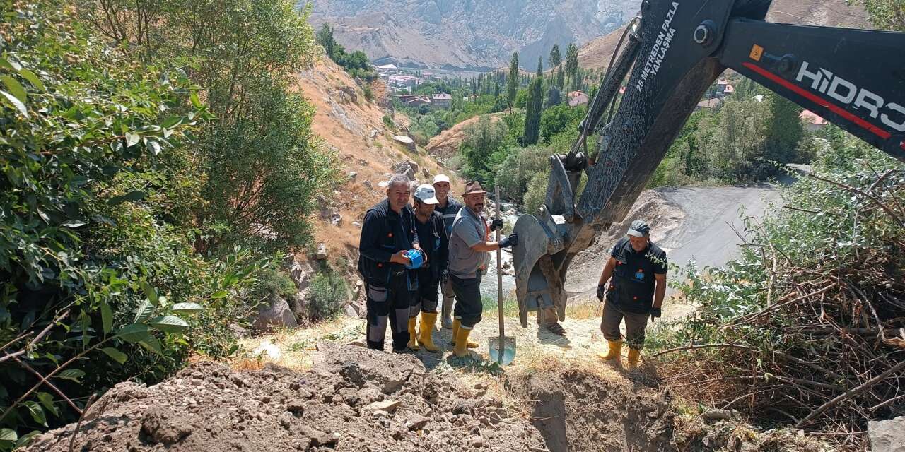 Hakkari'de su arıza ekibinin çetin mücadelesi