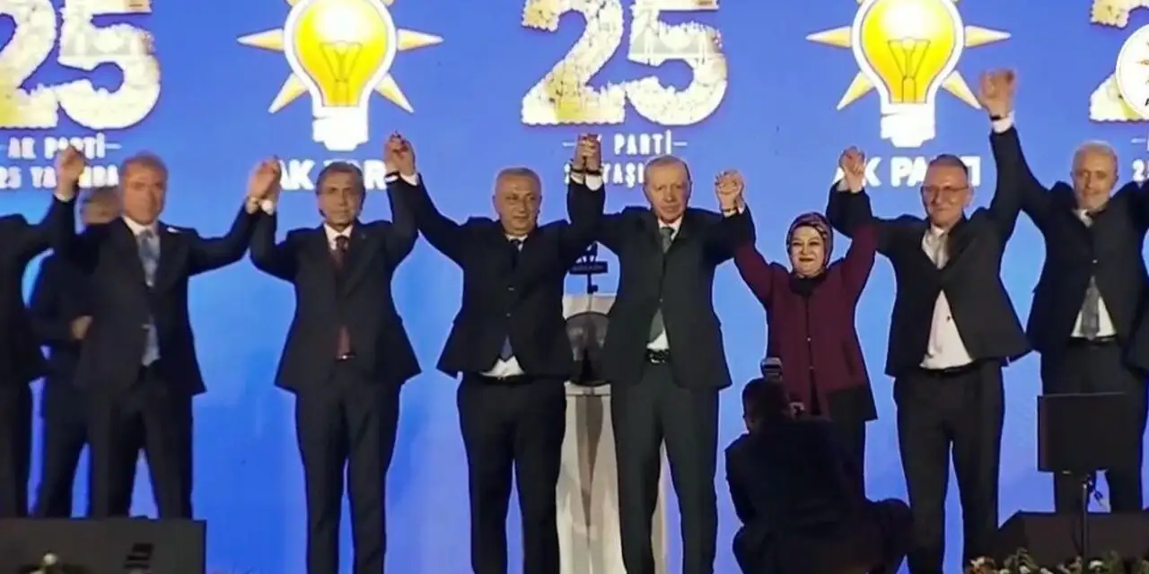 3 milletvekili ve 7 belediye başkanı AK Parti’ye katıldı: Erdoğan rozetlerini taktı