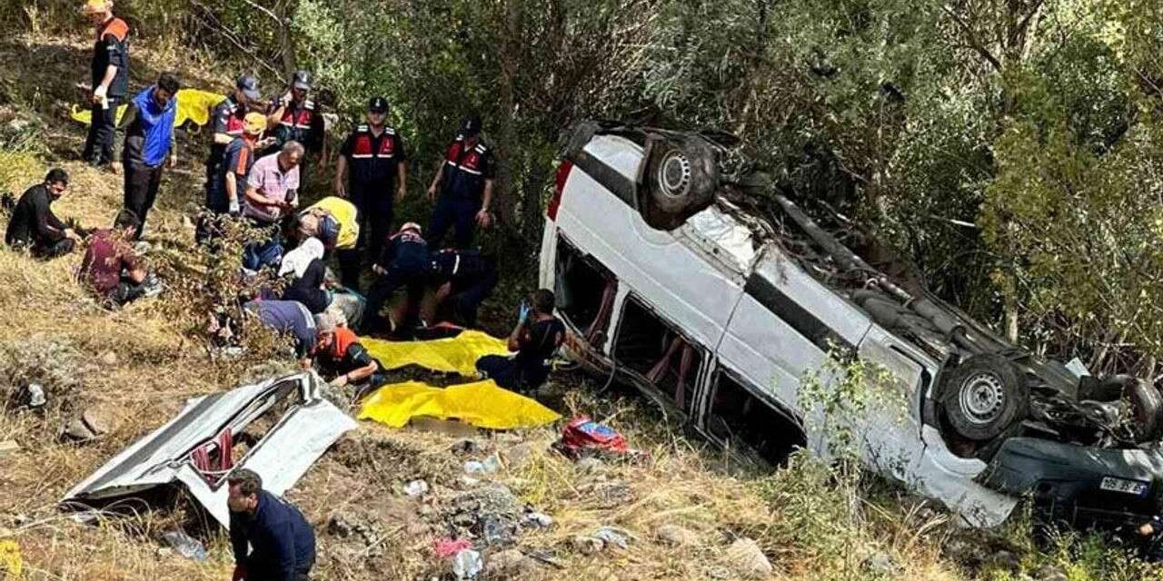 Yolcu minibüsü şarampole yuvarlandı 1 ölü, 10 yaralı