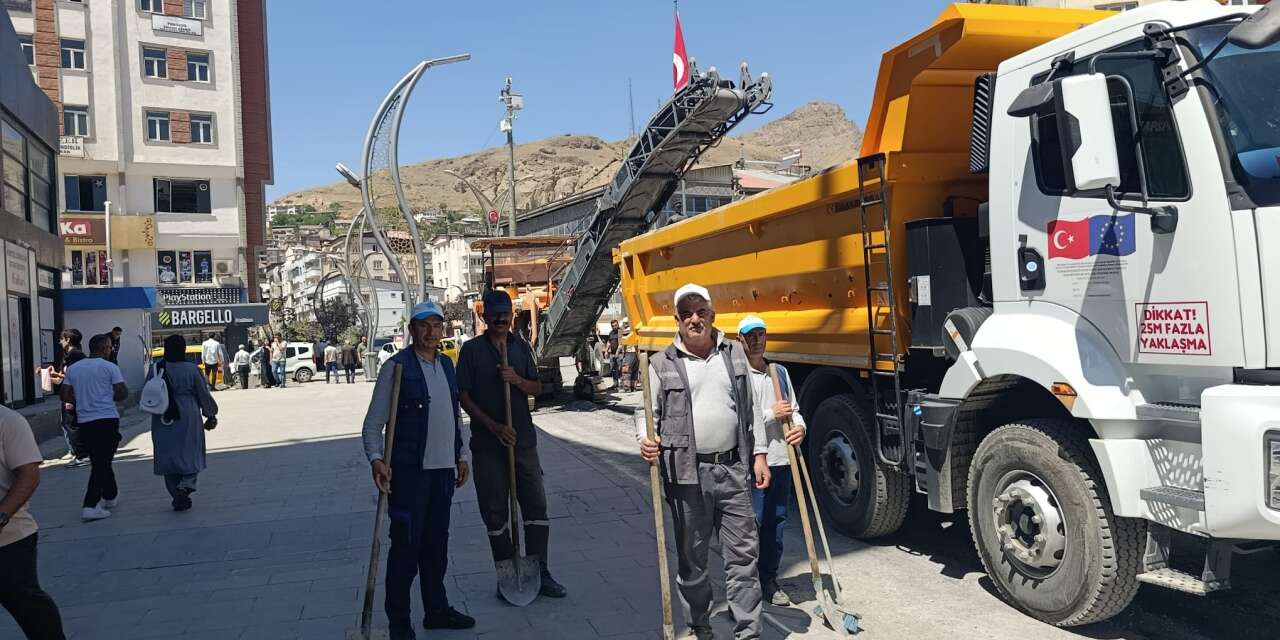 Belediye ekipleri kent genelinde çalışmalarını sürdürüyor