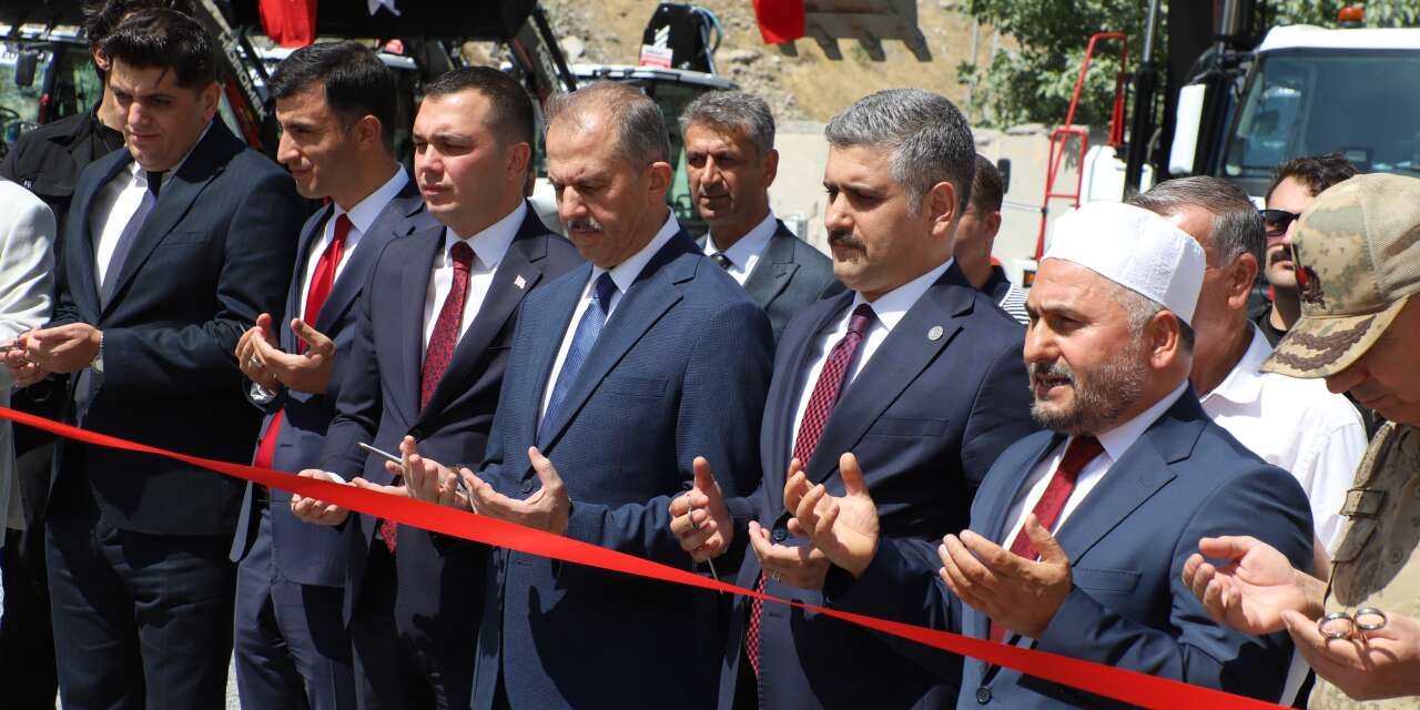 Hakkari belediyesi ve il özel idaresine 20 iş makinası alındı