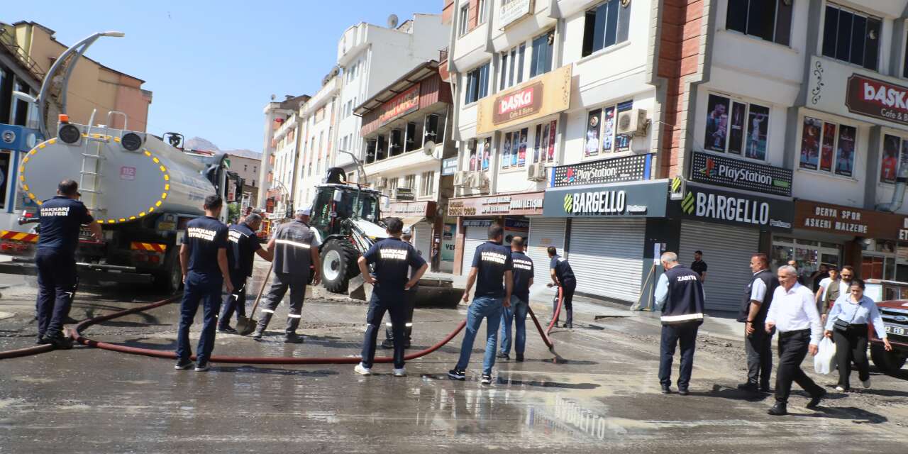 Çarşı merkezinde belediye ekiplerinden yoğun mesai