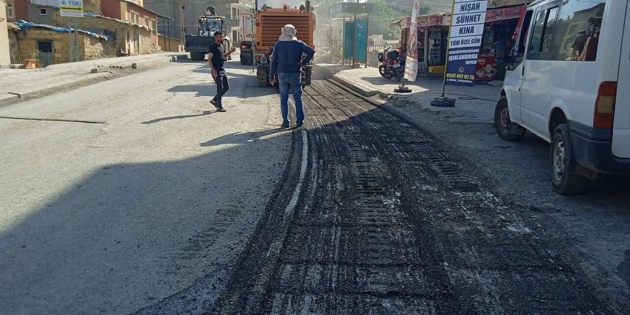 Hakkari'de eski asfalt kaldırma çalışmaları sürüyor