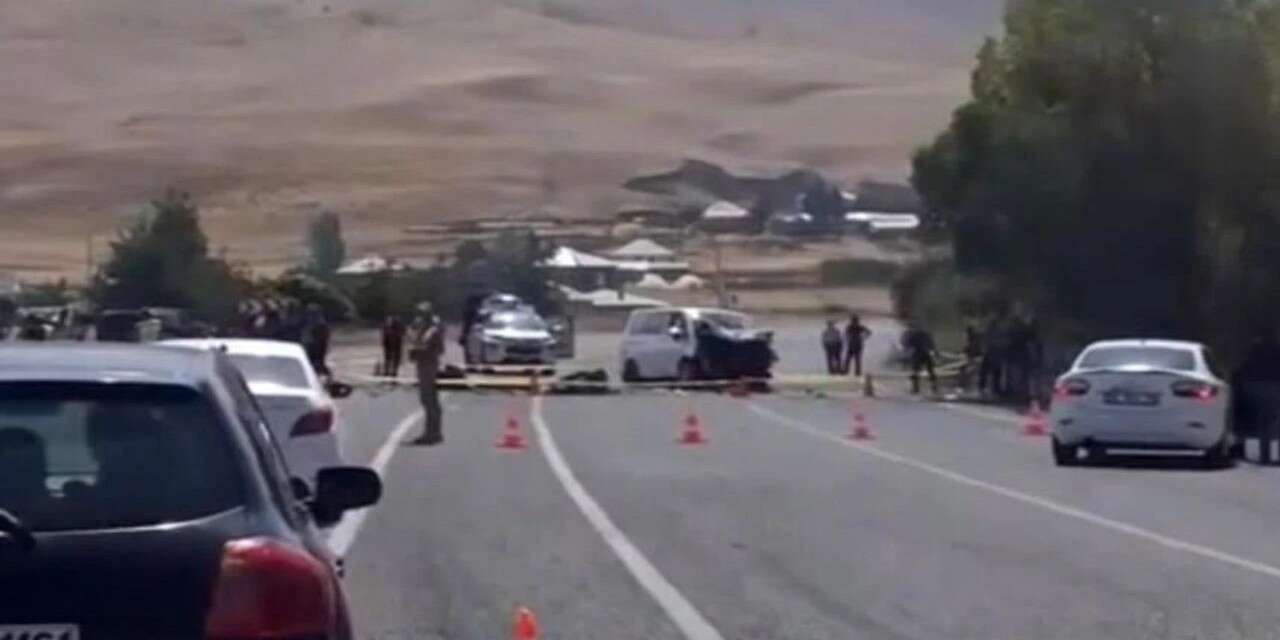 Muradiye'de iki araç çarpıştı 2 ölü, 9 yaralı