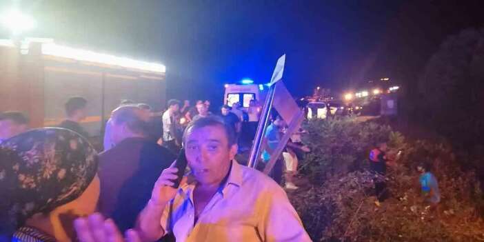 Minibüs ile Otomobil Çarpıştı: 11 Yaralı