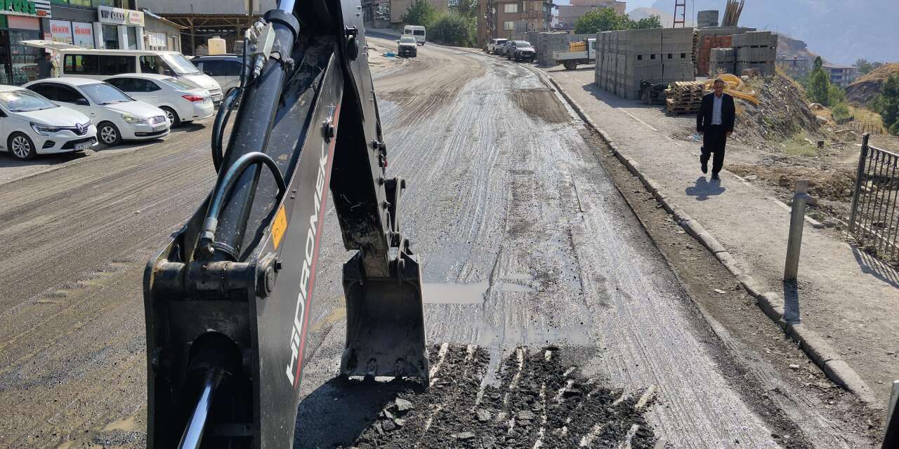 Hakkari’de asfalt ve yol çalışmaları sürüyor