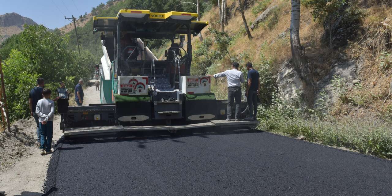 Şemdinli’de yol asfalt çalışmaları başladı