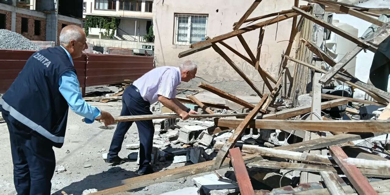 Hakkari Zabıtasından yıkım mesaisi