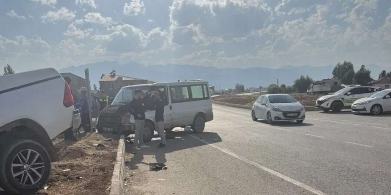 Minibüs ile pikap çarpıştı 4 yaralı