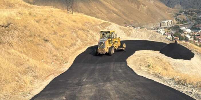 Hakkari Mir Kalesi yolu sıcak asfaltla yenilendi