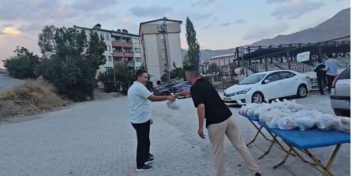 Hakkâri’de Hacı Kuşar hayrına 300 kişilik yemek dağıtıldı