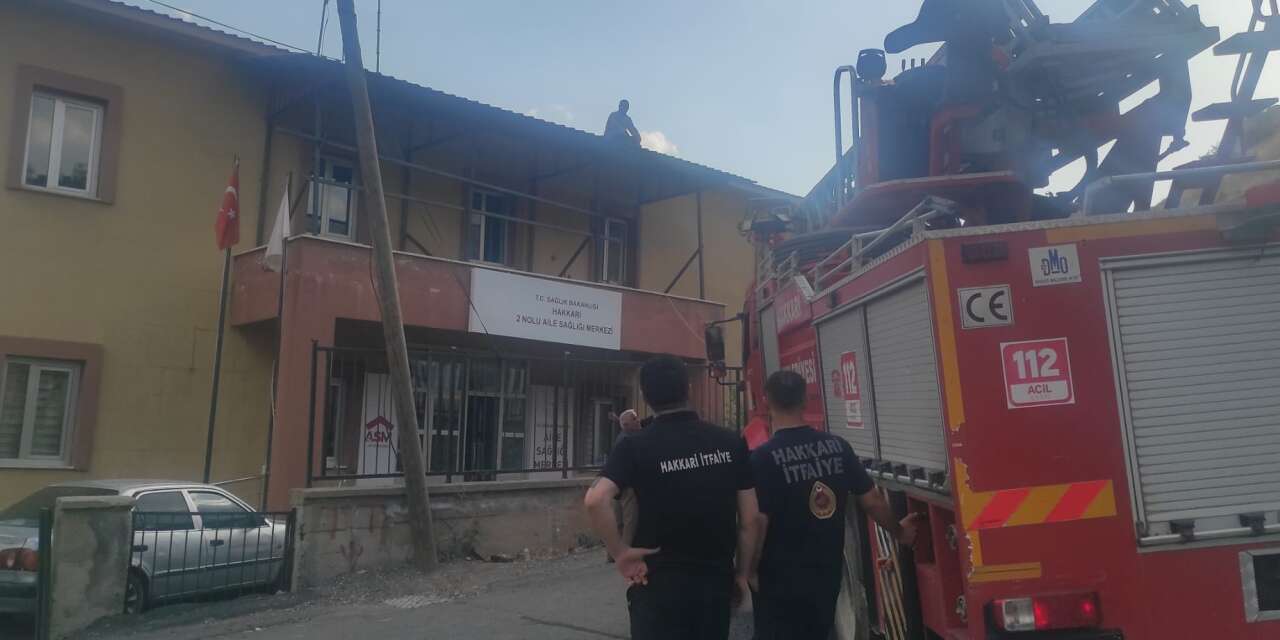 Hakkari’de çatıda mahsur kalan işçi kurtarıldı