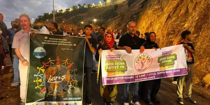 Şemdinli’de 1 Eylül Dünya Barış Günü için meşaleli yürüyüş