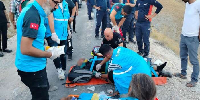 Minibüs uçuruma yuvarlandı 5'i ağır 13 yaralı