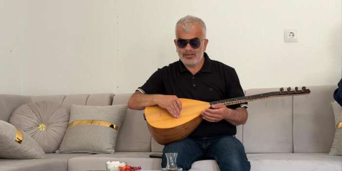 Görme yetisini kaybetti, bağlama ustası oldu