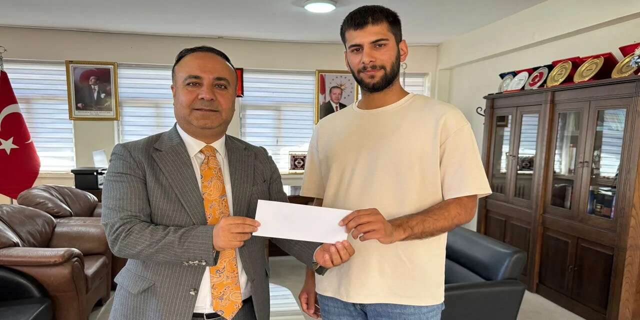Başkan Çiçek’ten başarılı öğrenciye 100 bin TL eğitim desteği