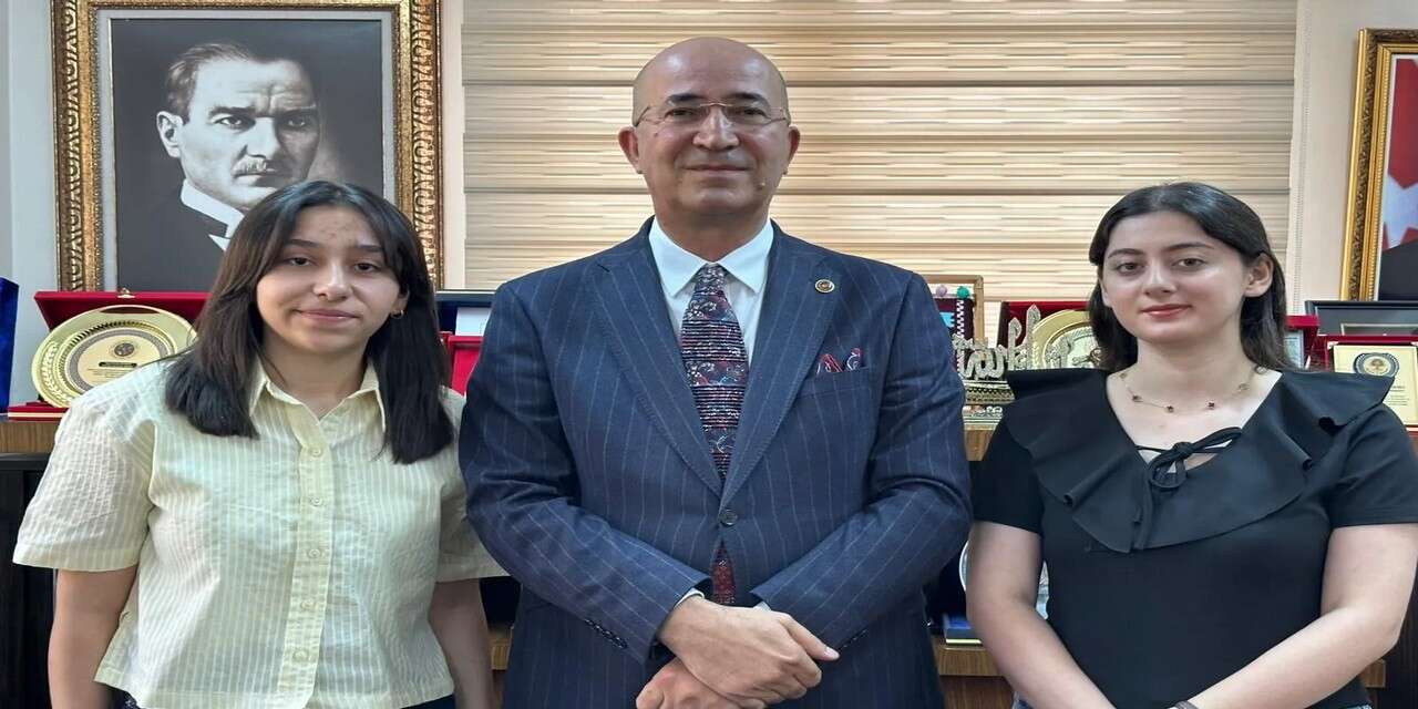 Esendere’de iki başarılı öğrenciye 100 bin TL destek