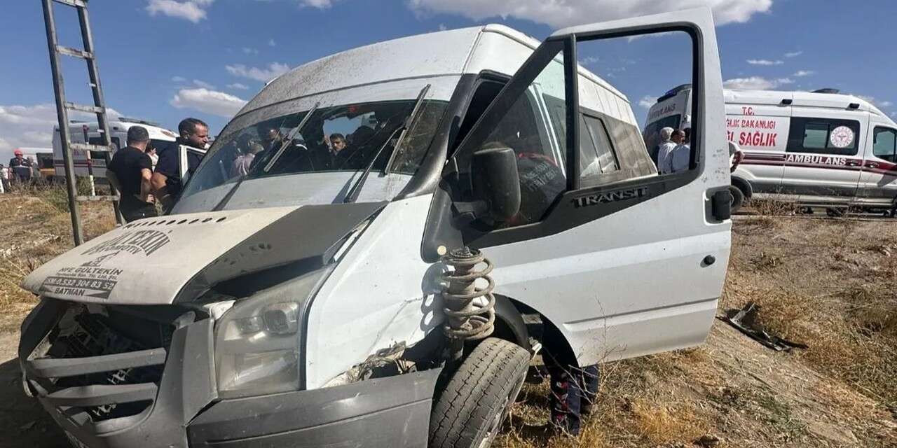 Yüksekova’da minibüs kazası: 6 yaralı