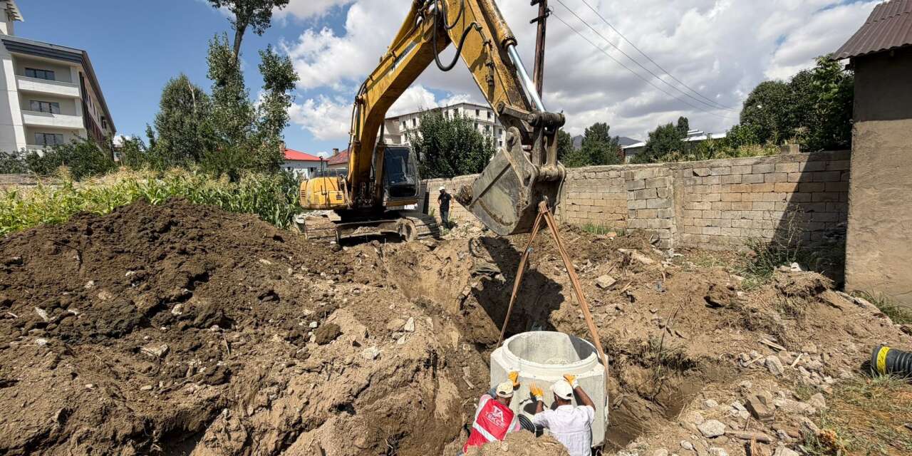 Yüksekova’da yeni yollara kanalizasyon hattı döşeniyor