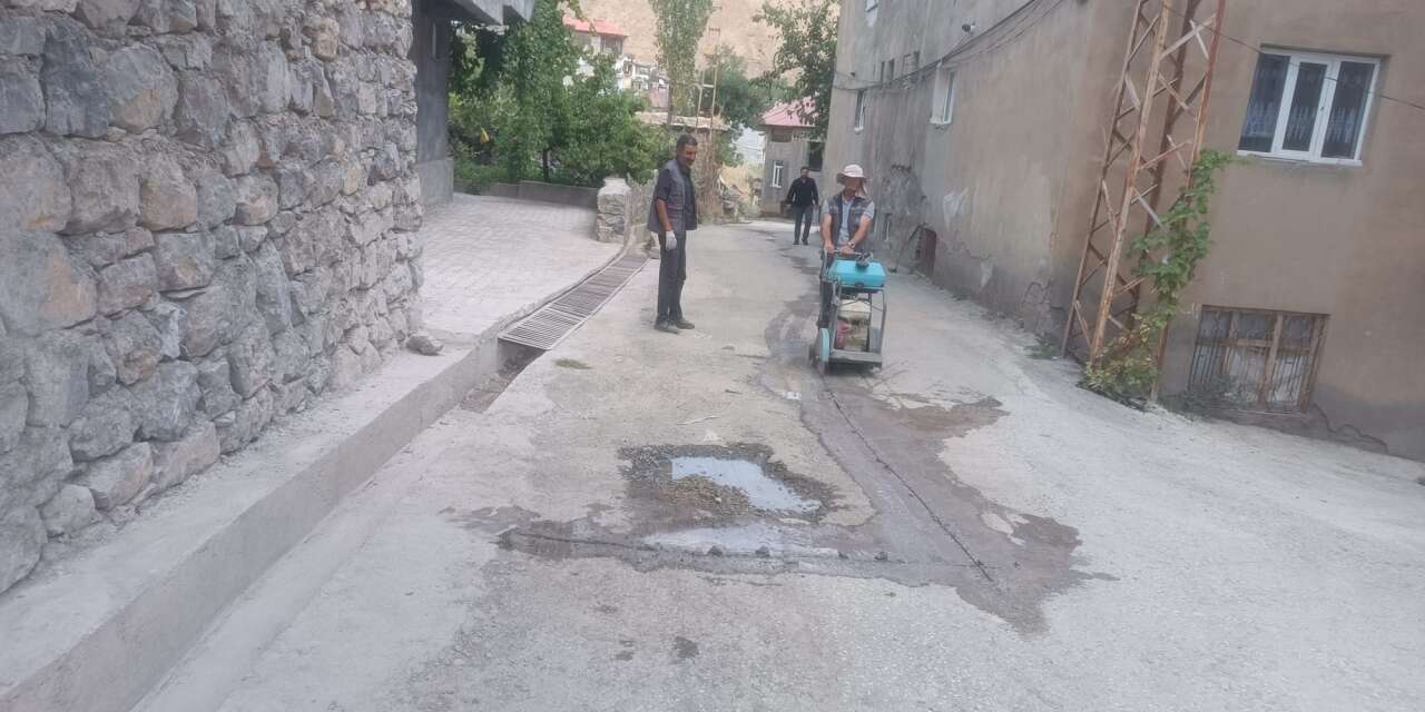 Hakkari’de hafta sonu asfalt mesaisi