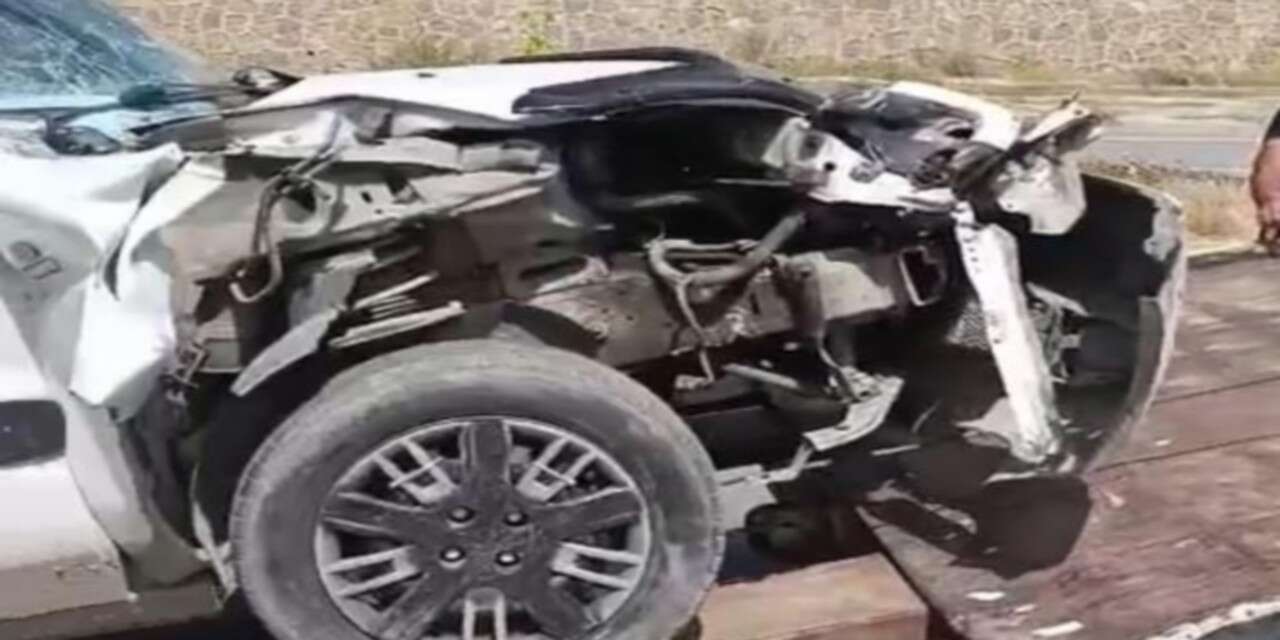 Yüksekova’da araç TIR’a saplandı