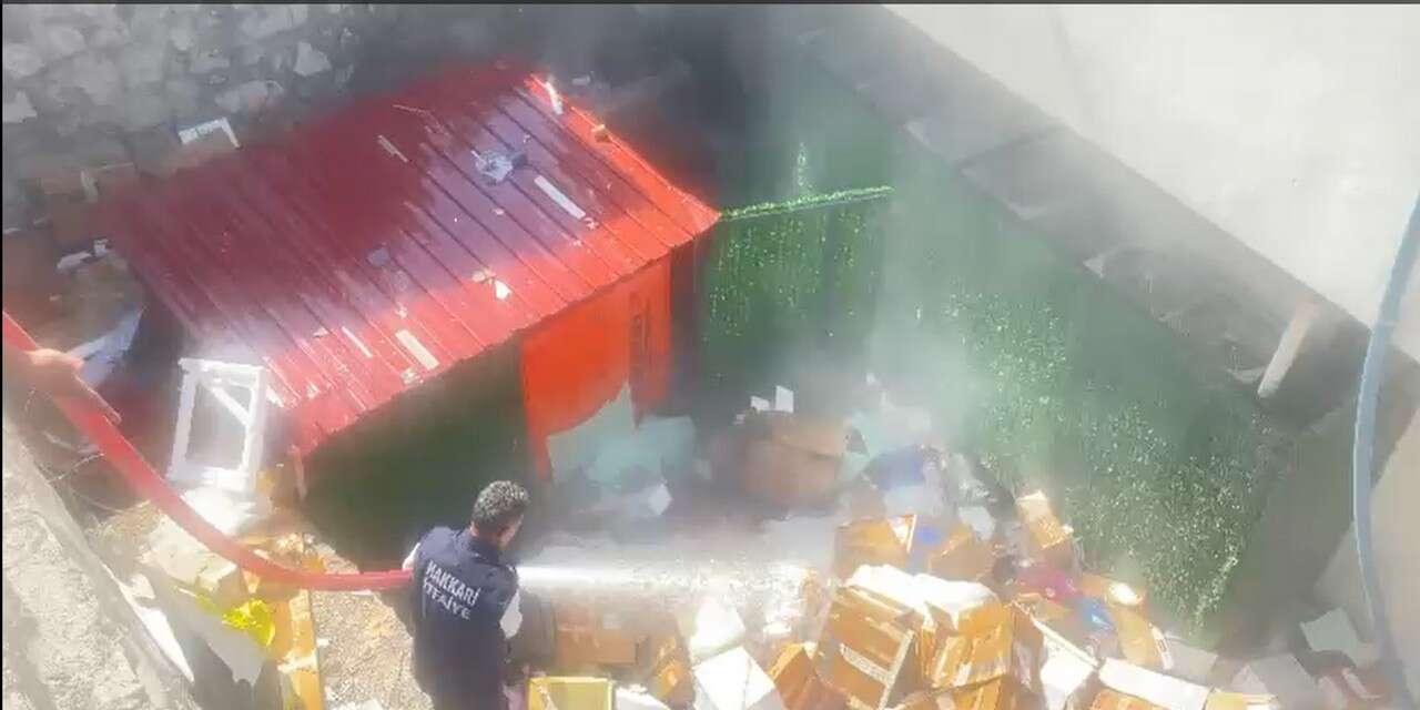 Hakkari’de karton kutular alev aldı