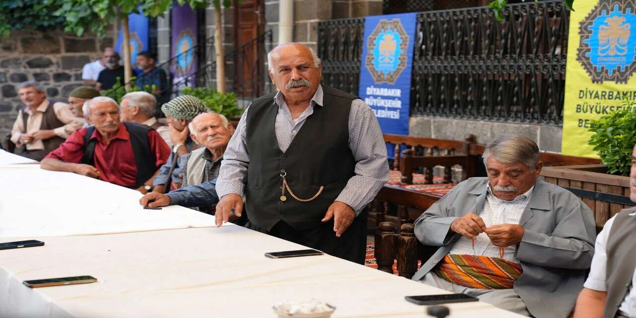 Diyarbakır’da 24 Dengbêje “Sanatçı” Statüsü verildi