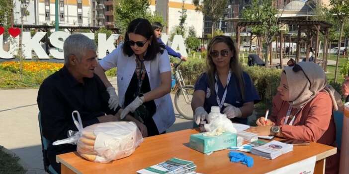 Yüksekova’da sağlık standına yoğun ilgi