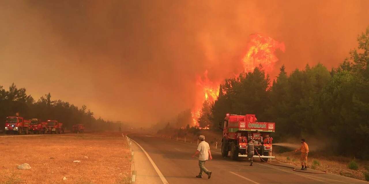 Antalya'da orman yangını: 254 ev tahliye edildi