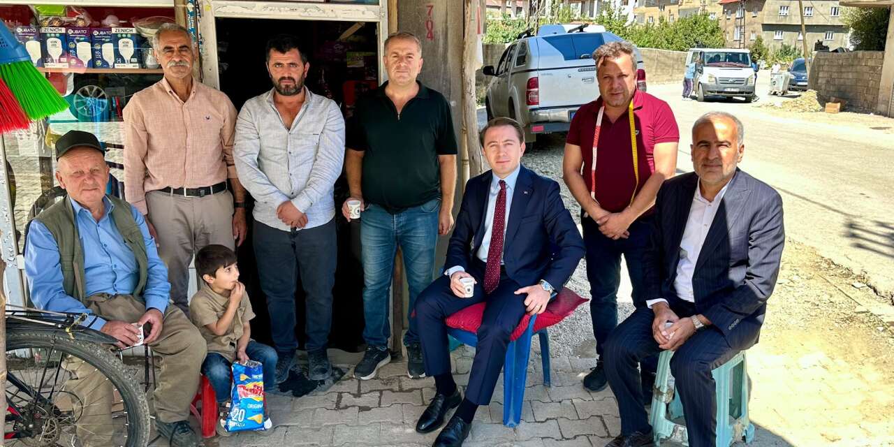 Kaymakam Hülür, sabah çayını esnafla içti