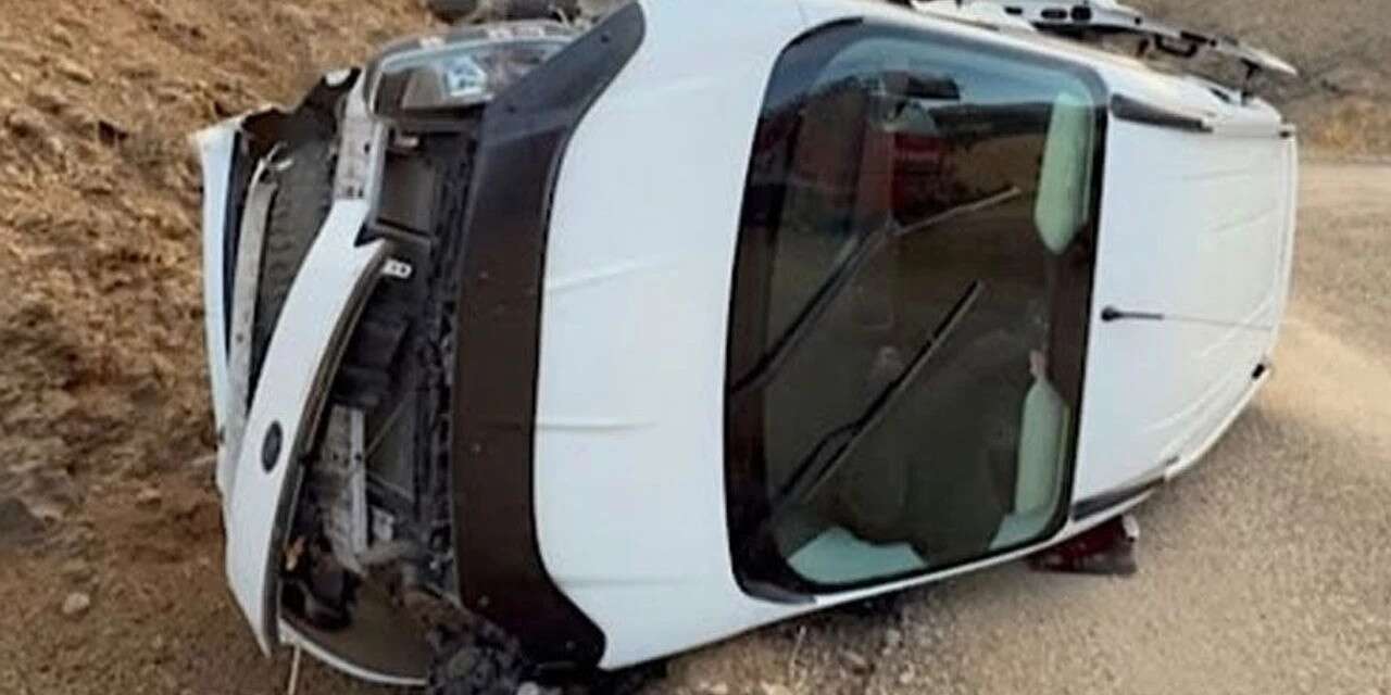 Hakkari'de otomobilin takla attığı kazada 2 kişi yaralandı
