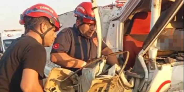 Adana'da kamyonet ile tır çarpıştı: 2 ölü