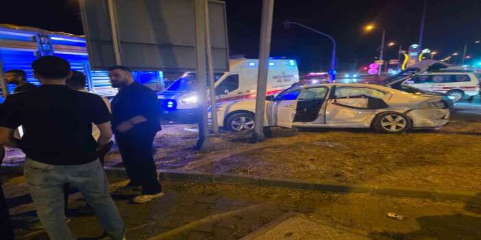 Bingöl'de otomobil ile tır çarpıştı: 5 yaralı