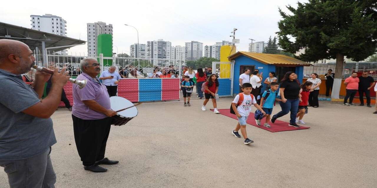 Minik öğrenciler okula davul zurnayla başladı