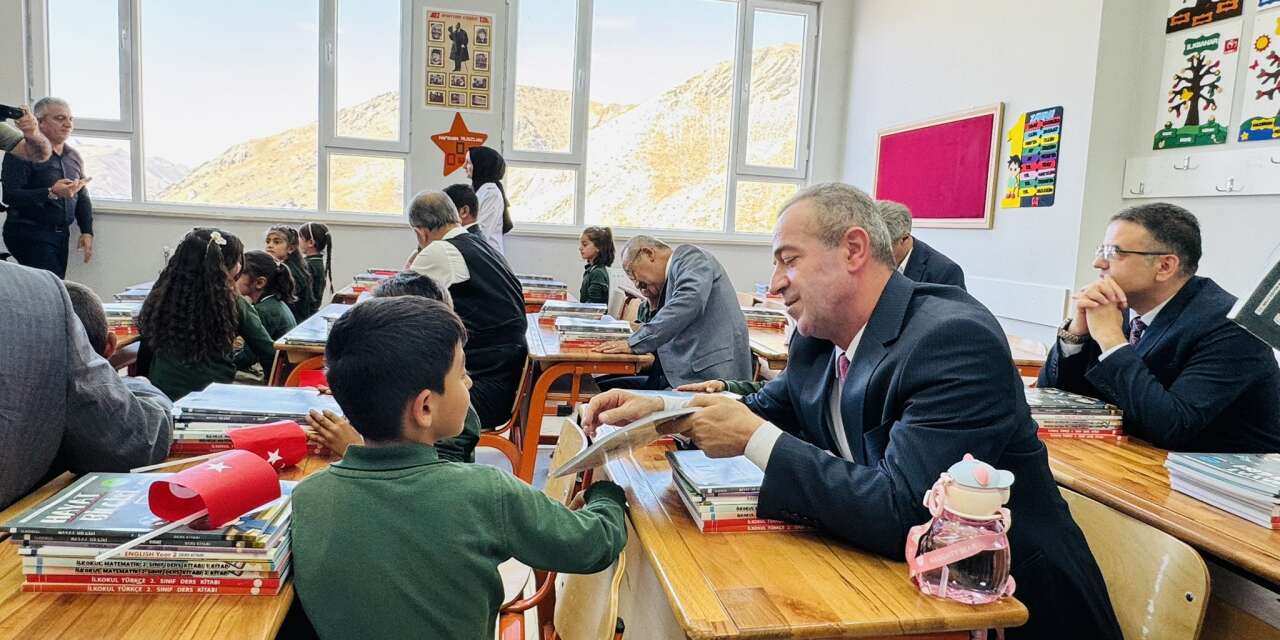 Zeydin Kaya, Akçalı’da öğrencilerin sevincine ortak oldu