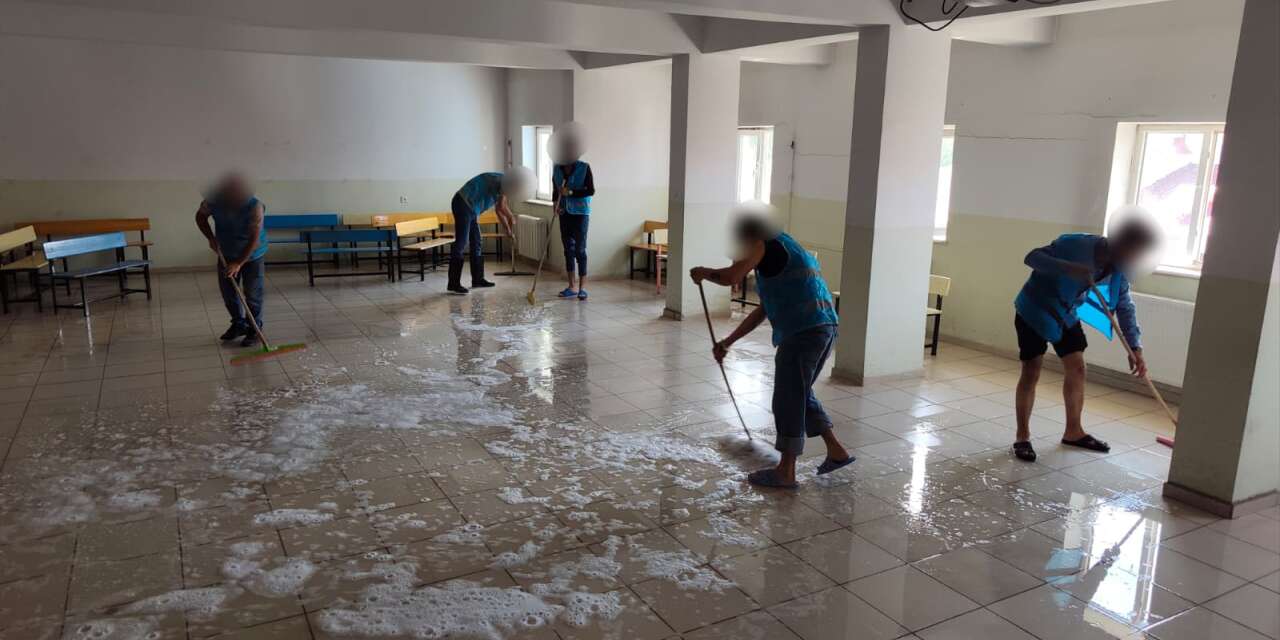 Camiler ve okullar yükümlülerin emeğiyle temizlendi