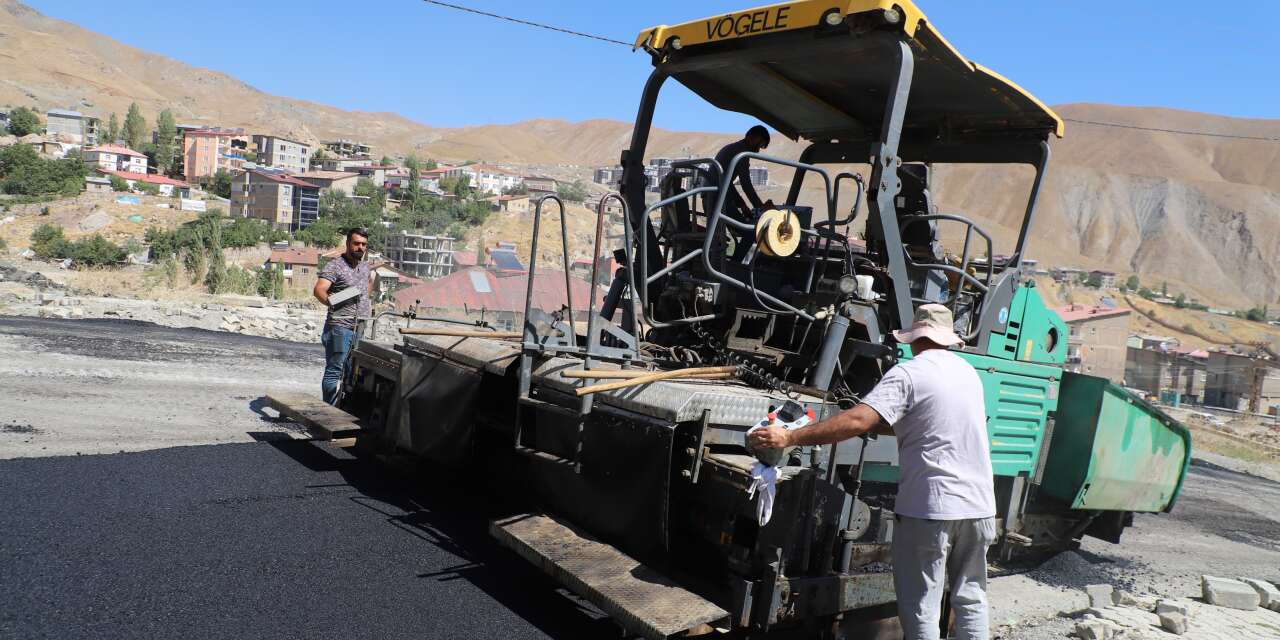Hakkari’de sıcak asfalt çalışmaları sürüyor