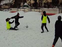 Karla kaplı sahada zorlu antrenman