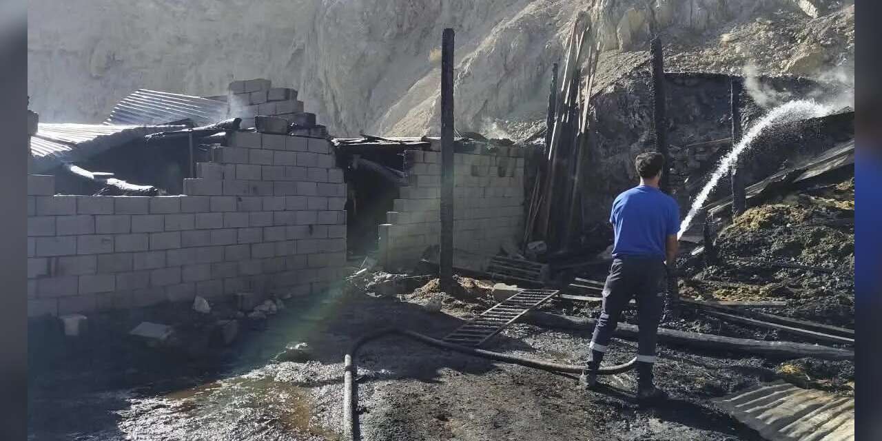 Çukurca’da yangın 3 ahırı kül etti