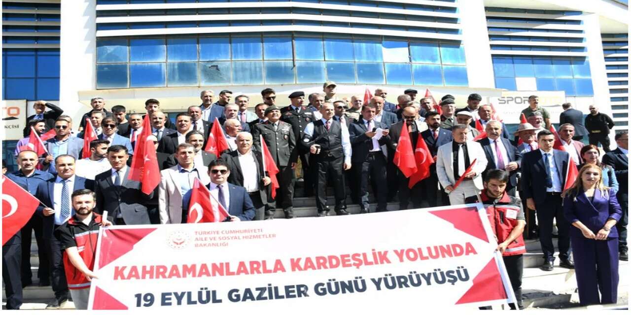 Hakkari'de kahramanlar ile kardeşlik yolu yürüyüşü düzenlendi