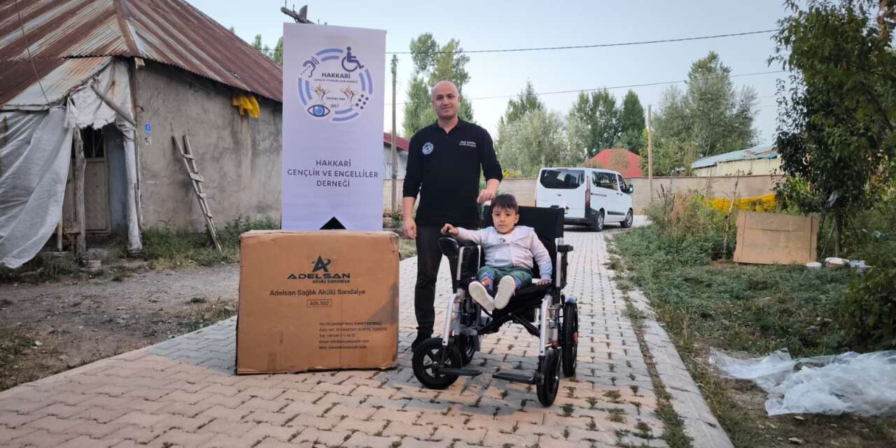 Hakkari’de 2 özel Gereksinimli öğrencinin yüzü akülü araçla güldü