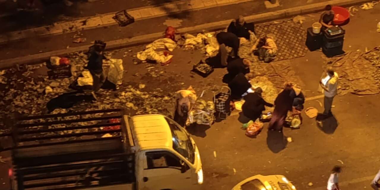 Diyarbakır’da yoksulluğun fotoğrafı: Pazar artıkları için akşamı bekliyorlar