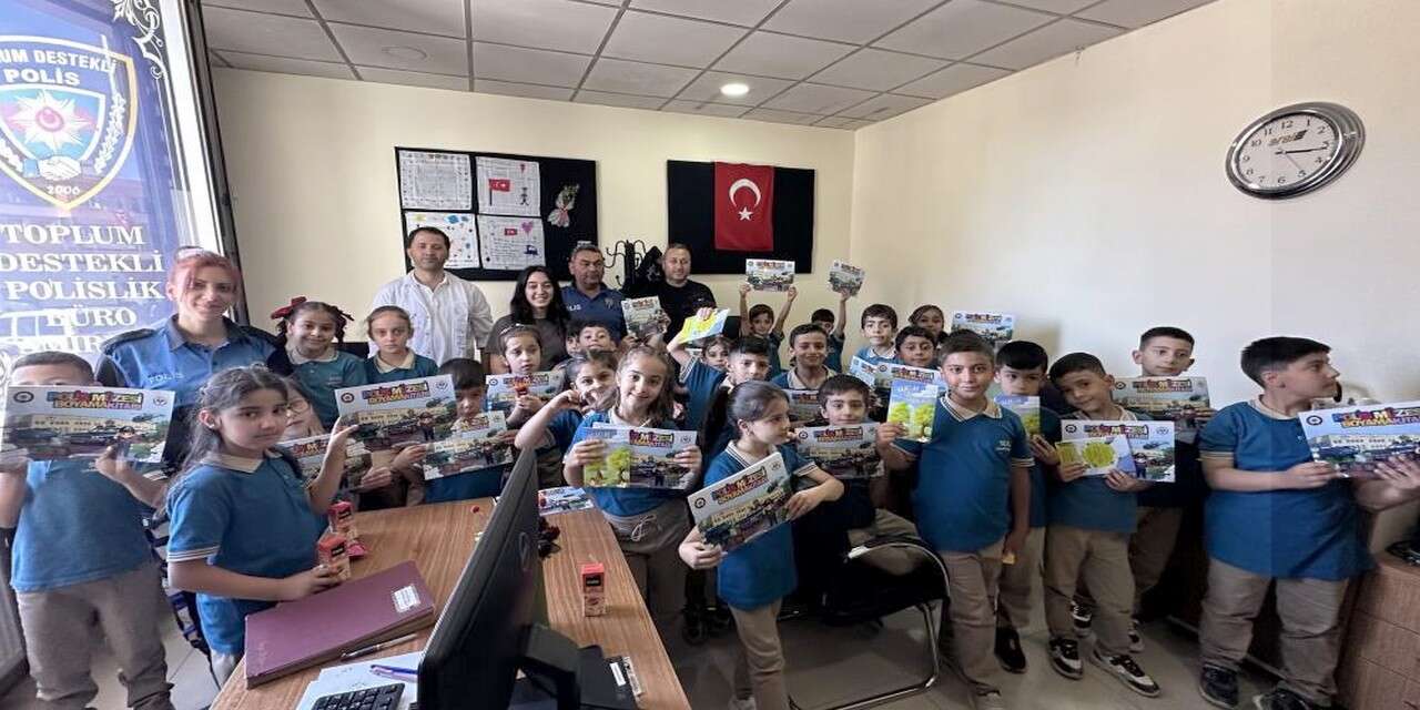 Polislerden Minik öğrencilere boyama kitabı sürprizi