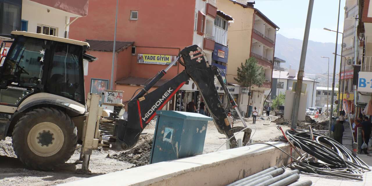 Altay Caddesi’nde çalışmalar hafta sonu da sürüyor