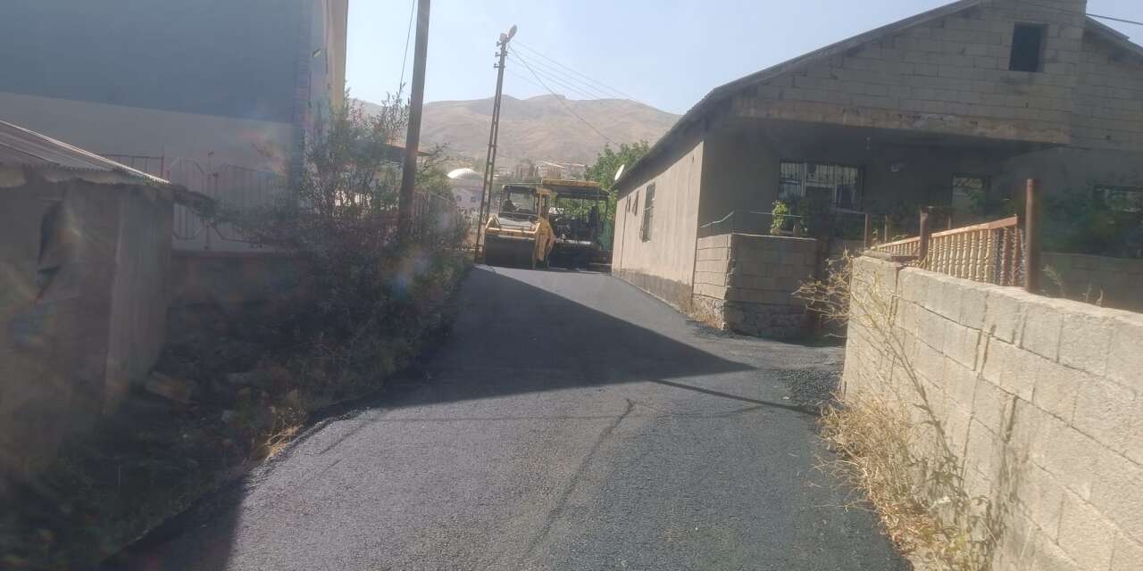 Hakkari’de bir sokağa ilk kez sıcak asfalt döşendi