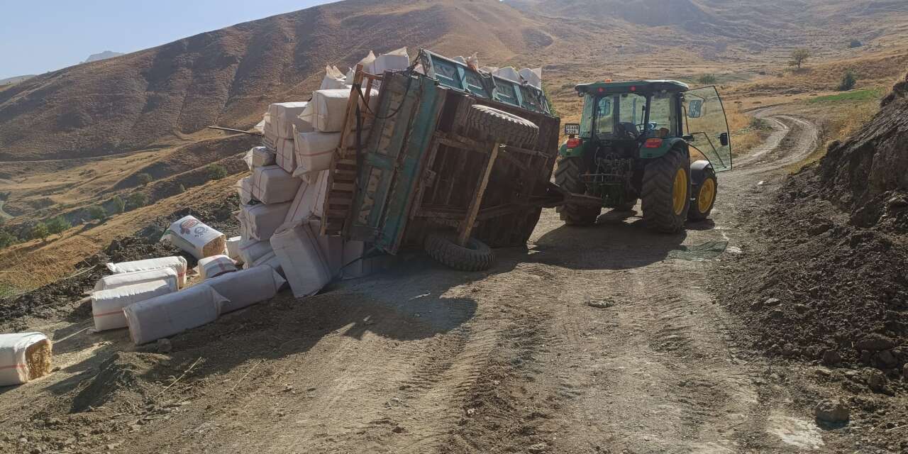 Hakkari’de bozuk yol traktör römorkunu devirdi