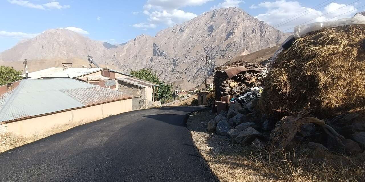 Hakkari’de asfalt seferberliği: Ekipler hafta sonu da sahada