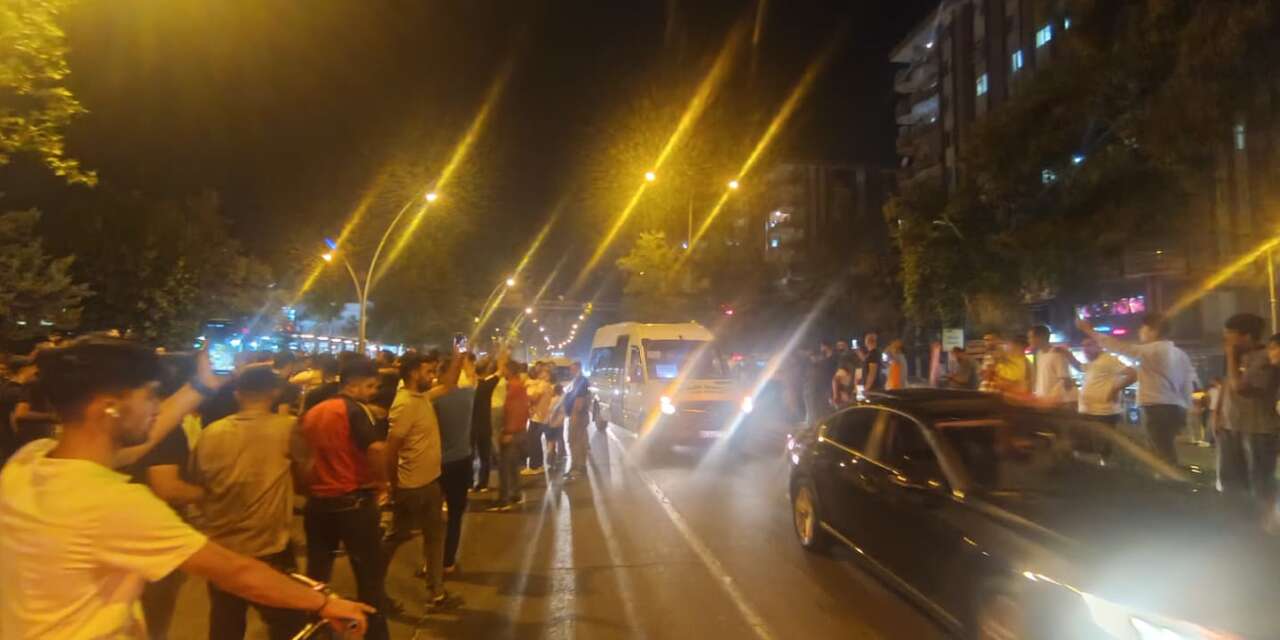 Amedspor Liderlik Koltuğuna Oturdu, Diyarbakır Geceyi Sokaklarda Kutladı