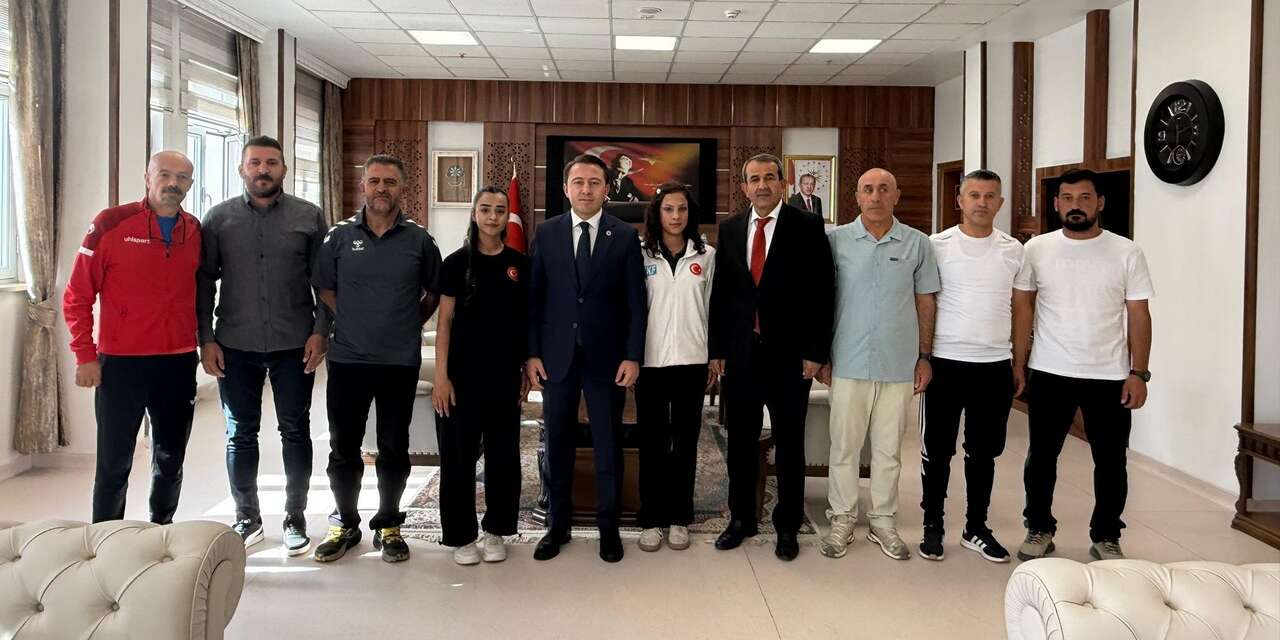 Milli kayakçılar başarılarını Kaymakam Hülür’le paylaştı