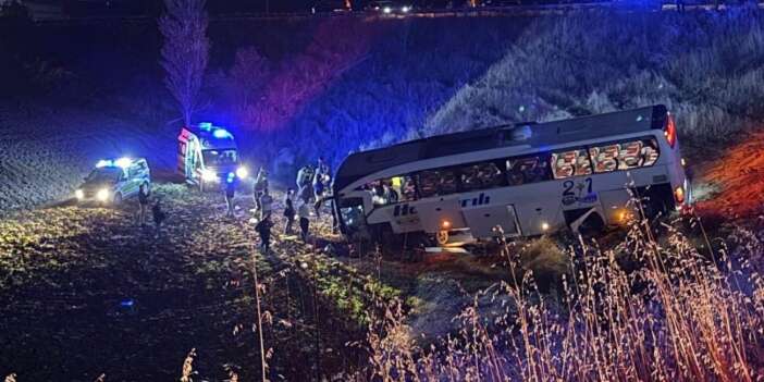 Yolcu otobüsü şarampole uçtu: 24 yaralı